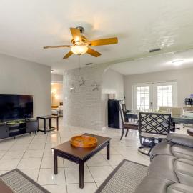 Fenced-In Yard! Home 3 Mi to Hard Rock Stadium – hotel w mieście Miramar