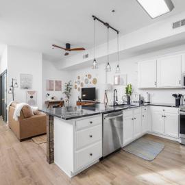Stay in heart of Johnson City * Urban Loft *