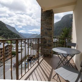 Barthe Holidays I Apartamento Moderno en Arinsal 4PAX a pie de pistas I Balcón con vistas impresionantes al valle y parking I Guineu