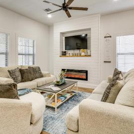 1 Mi to Dtwn Brenham! 'The Bell & Bloom Cottage', hotel v destinácii Brenham