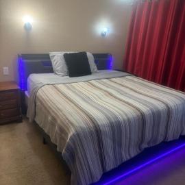 Modern Texas Stay Just Minutes from DFW Attraction, hotel em Justin
