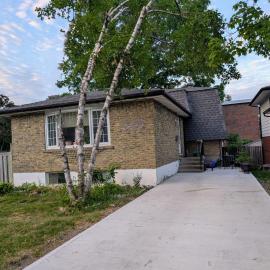 Cozy home away from home, close to hospital, college, and university with free parking, hotel en Peterborough