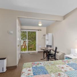 Ground Level Lakeview Room with 1 Double bed suite, hotel in Lake City