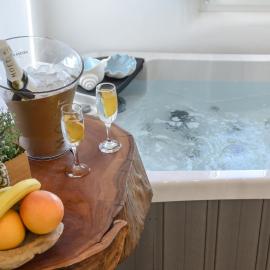 Naxos Island Escape Suites، فندق في بلاكا