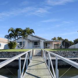 Waterfront holiday home, hotel i Banksia Beach