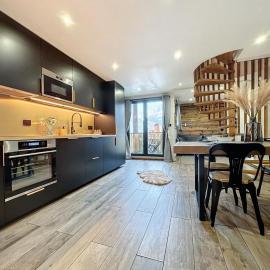 Modern 2BR Apt with Mountain Views & Private Parking, hotel i Les Houches