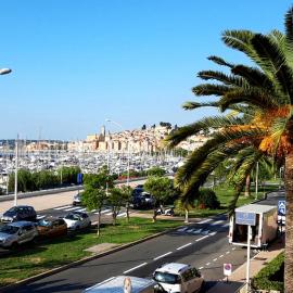 Studio vue mer, balcon face port de Garavan, plage et gare à pied, hotell i Menton