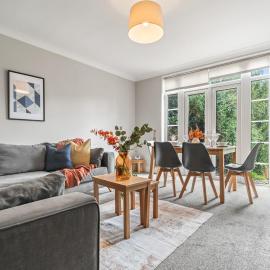 4BR Beeston Contractor Stay - Sleeps 8 with Parking