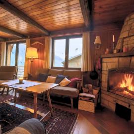 Chalet les Mélèzes - Typique, terrasse & cheminée, hotel in Liddes