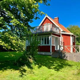 Traditional Cottage Near Linné's Råshult, готель у місті Diö
