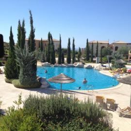 Viesnīca Theseus Village - 2 Bed Apartment with Pool View, Aphrodite Hills pilsētā Kuklija
