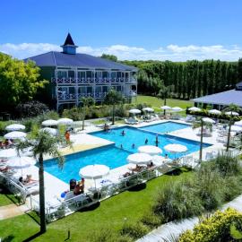 Howard Johnson Hotel & Convention Center Madariaga - Carilo، فندق في كاريلو