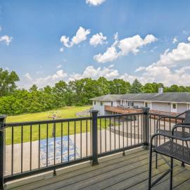Peaceful 4BR Barn Loft Escape، فندق في Grass Lake