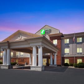 Holiday Inn Express Hotel & Suites Urbana-Champaign-U of I Area by IHG, hótel í Champaign