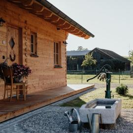 Chalets am Duschl-Hof - mit eigenem Whirlpool - ebenerdig - Natur pur, hotell i Bayerbach