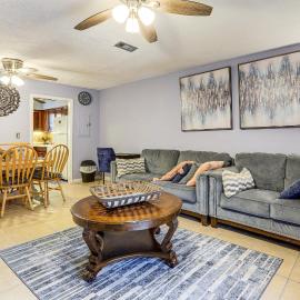 Easy ATL Access: Suburban Home Base w/ Patio, hotelli kohteessa Decatur