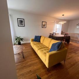 Sunny family home, hotel a Halifax