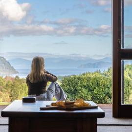 Muirs Reef Lodge Kinloch holiday home Lake Taupo, hotel in Kinloch