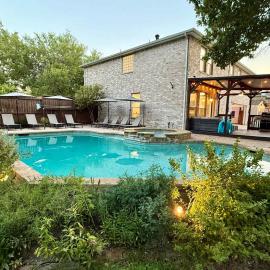 Heated Pool & Spa Mini Golf Bowling Game Room perfect for family, hotel en Rockwall