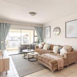 Modern Apartment near OR Tambo Airport، فندق في Edendale