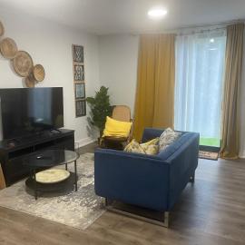 Space 1 - Private spacious bedroom with ensuite and living space, hotel in Oshawa