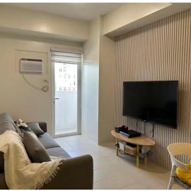 1Bedroom, living room w balcony ADHI staycation, hotell i Biñan