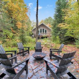 Muskoka Waterfront Cottage with Canoes and Fire Pit, hotelli kohteessa Huntsville