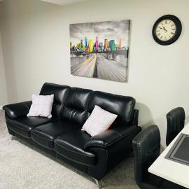 Modern 2-bed 1-bath Suite, מלון בYYC