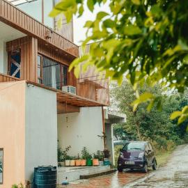 JM Luxury Homestays, מלון בJawāla Mukhi