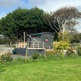 Ty'r Bugail - Shepherds Hut, Hotel in Llanddwywe