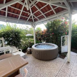 Appartement et Jaccuzzi - 5 min à pied de la plage, hotel in Les Trois-Îlets