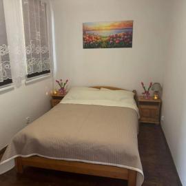 DOMEK NR 5 z dwiema sypialniami, hotell i Tleń