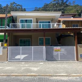 Imóvel com 02 quartos próxima ao Morro do Macaco, hotel in Bombinhas