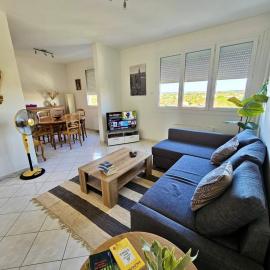Le Friendly avec Parking - 6 pers - 15 min de Lyon - Balcon, hotel in Corbas