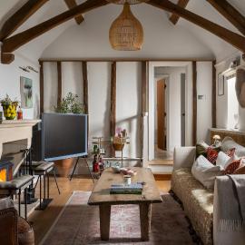 Luxury Cotswold Barn with Hot Tub in Village near Bourton on the Water