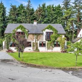 Family Lodge No 2 The Place Upstairs - Uk45687، فندق في Moulin