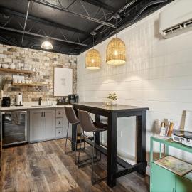 Downtown Pet-Friendly Walk to Beach & Dining!
