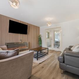 Stylish 4 Bed Trentham Retreat with Pool Table