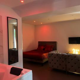Red Room، فندق في فلوري-ميروجي