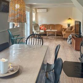 Awesome Home In Aakirkeby With Wifi, hotel in Åkirkeby