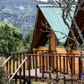 Cabañas del bosque - La casa en la piedra, hotel u gradu Choachí
