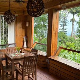 Lovely 1-bedroom wooden cabin in garden, hotel a Saint Paulʼs