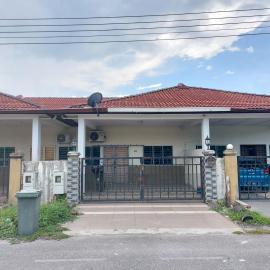 AIN's HOMESTAY، فندق في Kampong Mangka