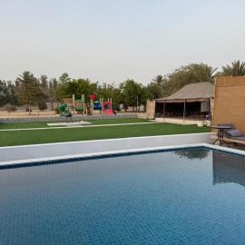 Luxury Farmhouse Near Yas Island With Swimming Pool, BBQ Area & Majlis, hotel v destinácii Al Rahba