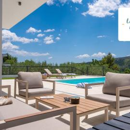 Villa Nacle with Heated Pool and Large Playground near Omis and Split, hotel u Dućama