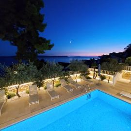 Luxury Beachfront Villa Carlisa, hotel i Čiovo