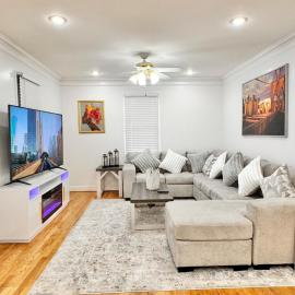 DC Getaway Cozy 4BR Oasis by Metro and Airports, hotel in Arlington
