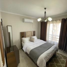Modern Comforts Await! Spacious 2BR 2Bath w Free WiFi Stylish Furniture, hotel in Madinaty