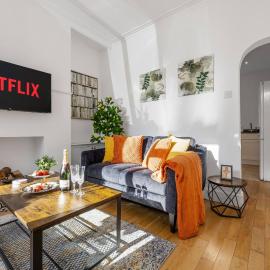 Metrolink Steps Away • Fast City & Airport Links, hotel in Sale