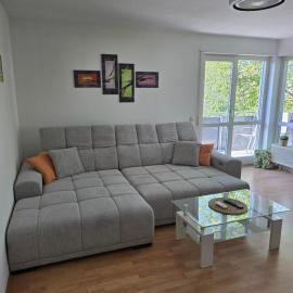 Geräumige Wohnung mit Balkon, Küche & Parkplatz nahe Bahnhof